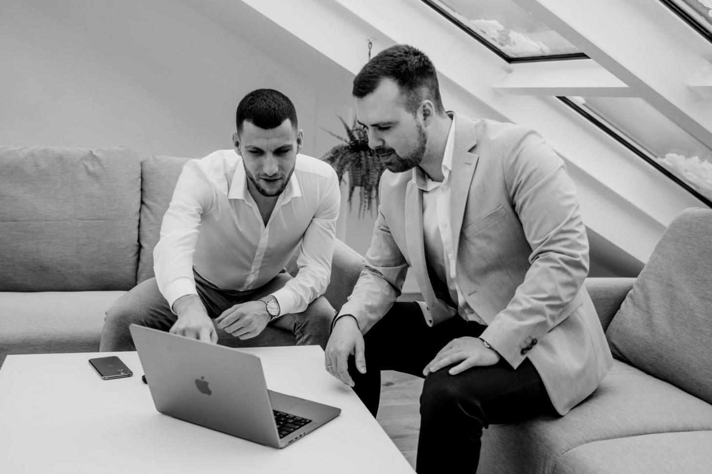 Familia organizando finanzas en mesa de trabajo con documentos y calculadora