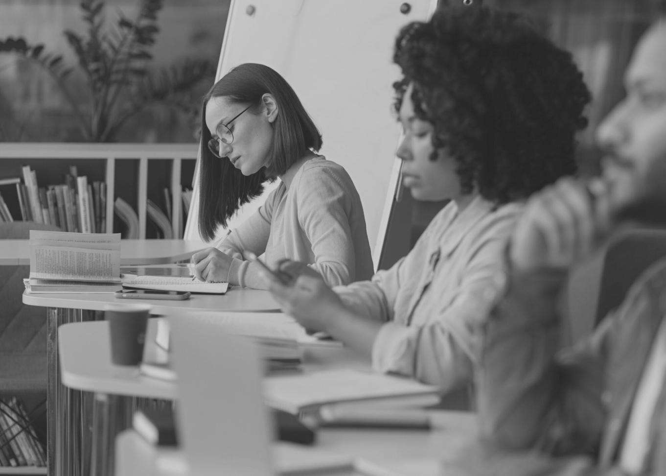 Familia conversando sobre finanzas en sala de estar, ambiente relajado y colaborativo